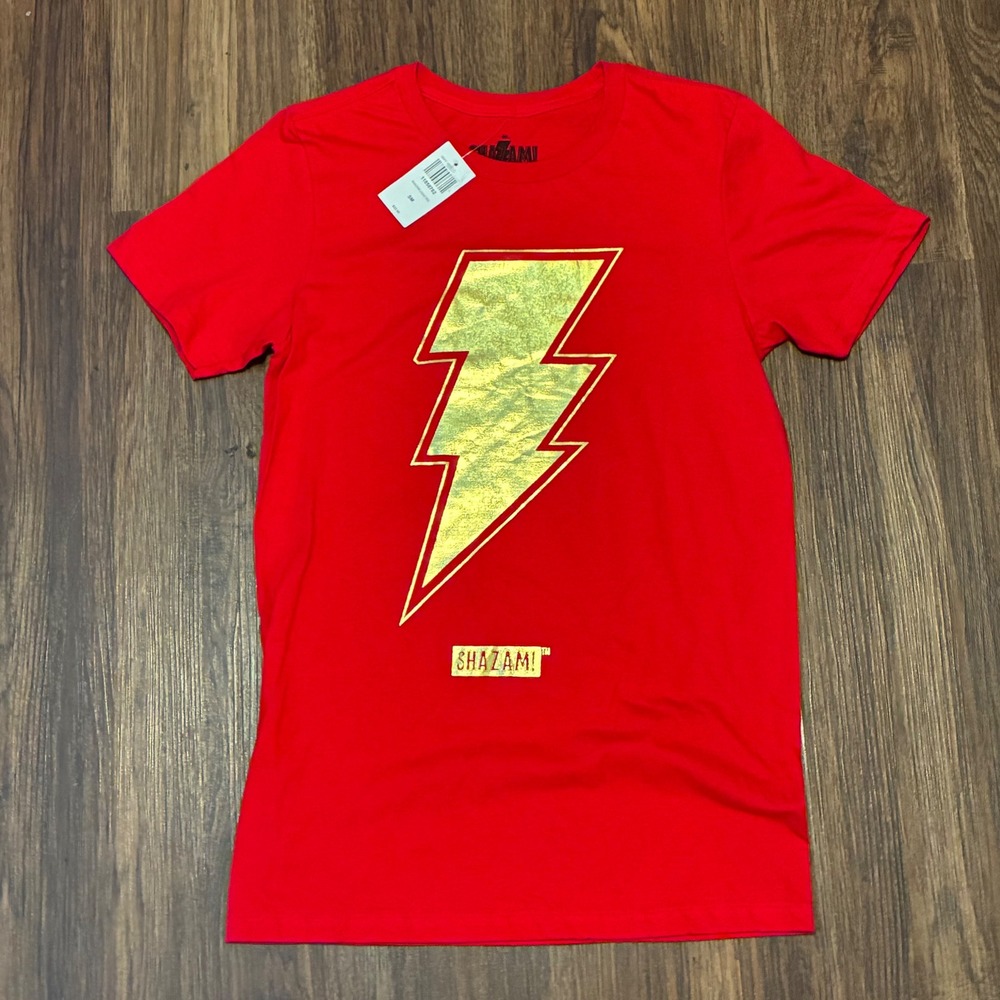 DC Comics Shazam Logo Tee Mens Small Red NWT Metallic Gold Lightning Bolt Shirt